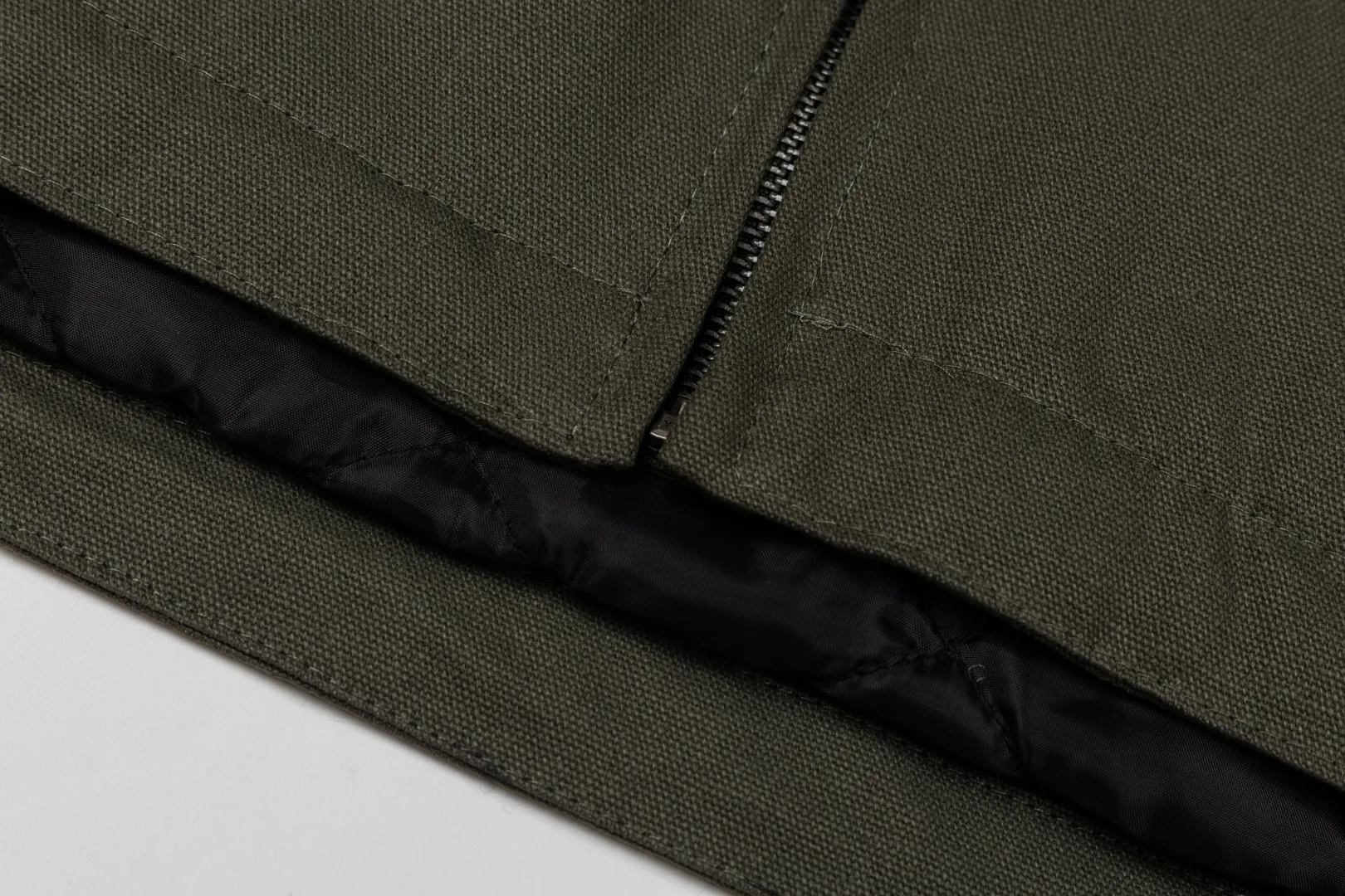 165 Carhartt Carhartt counter Same Style 106432 cotton jacket original 1:1 version Weight: 12 ounces Material: 99% cotton/1% spandex Canvas Details: corduroy trim collar quilted nylon lining, easy to put on and take off, insulated and warm, using Rugged Flex® elastic technology allows for easy movement. Loose fit. Front handwarmer pockets. Double pleats on the back to provide extra stretch at the shoulders. Internal ribbed windproof cuffs to help protect against cold weather. Adjustable hem for added coverage. Two front lower pockets. Two interior pockets; one with hook and loop closure, the other with a secure zipper. Style number: 106432#. Color: Olive Green. Black. Yellow. Dark Brown. Size: S-XL